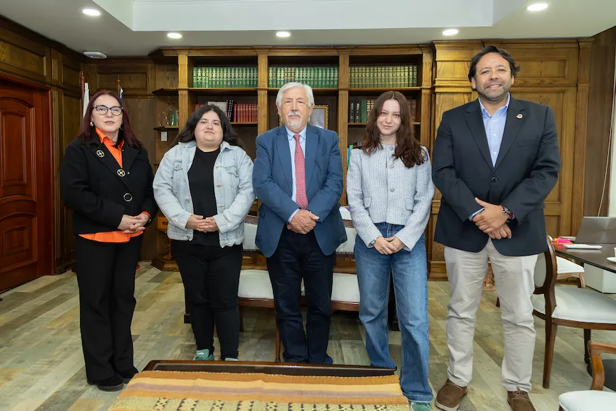 Integrantes de Café a la Carta junto a representantes de la Universidad de La Frontera