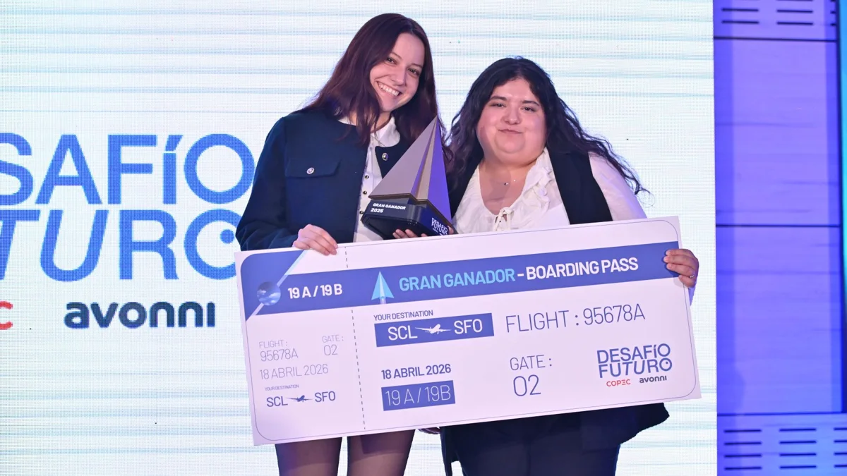 Samanta Filún y Camila Hormazábal sostienen el premio de Café a la Carta en Desafío Futuro Copec